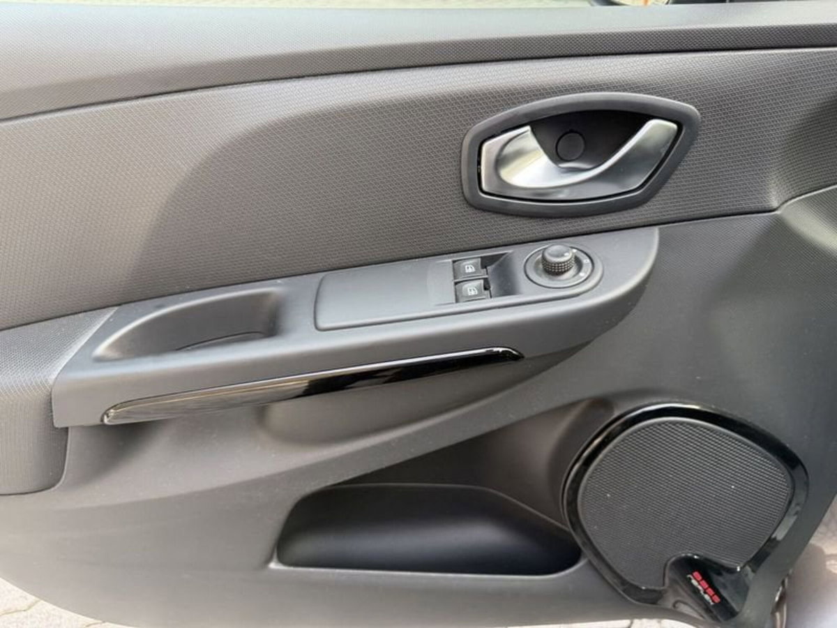 Renault Clio 1.2 75CV 5 porte Costume National (9)