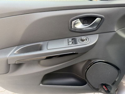 Renault Clio 1.2 75CV 5 porte Costume National (9)