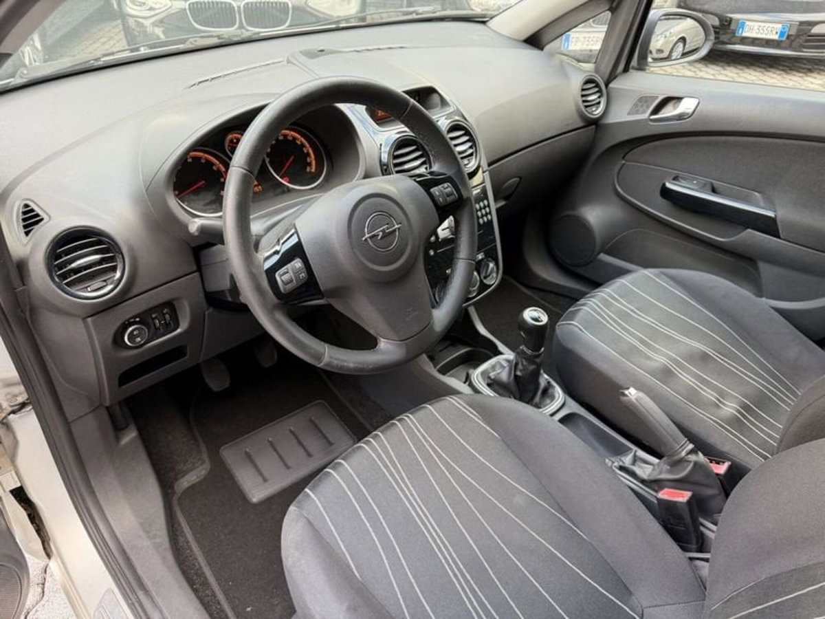Opel Corsa 1.2 5 porte Cosmo (2)