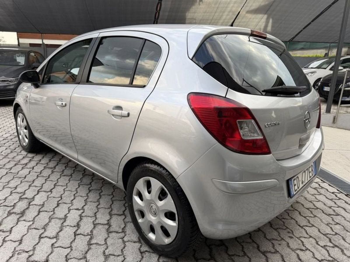 Opel Corsa 1.2 5 porte Cosmo (3)