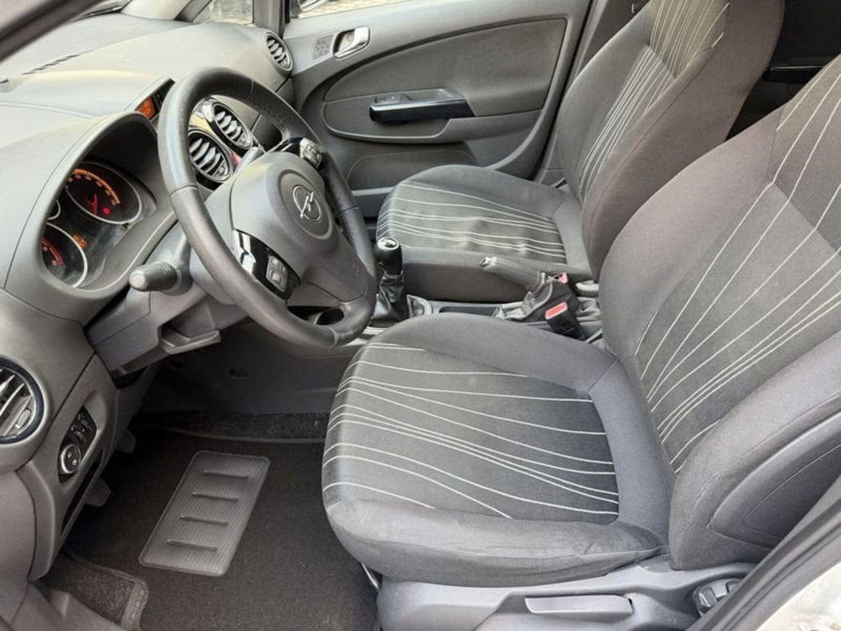 Opel Corsa 1.2 5 porte Cosmo (5)