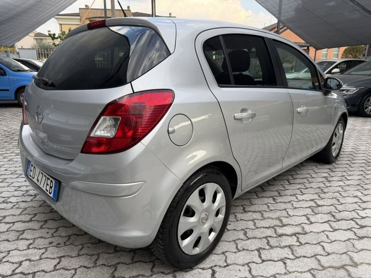 Opel Corsa 1.2 5 porte Cosmo (6)