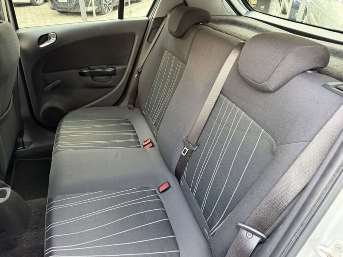 Opel Corsa 1.2 5 porte Cosmo (8)