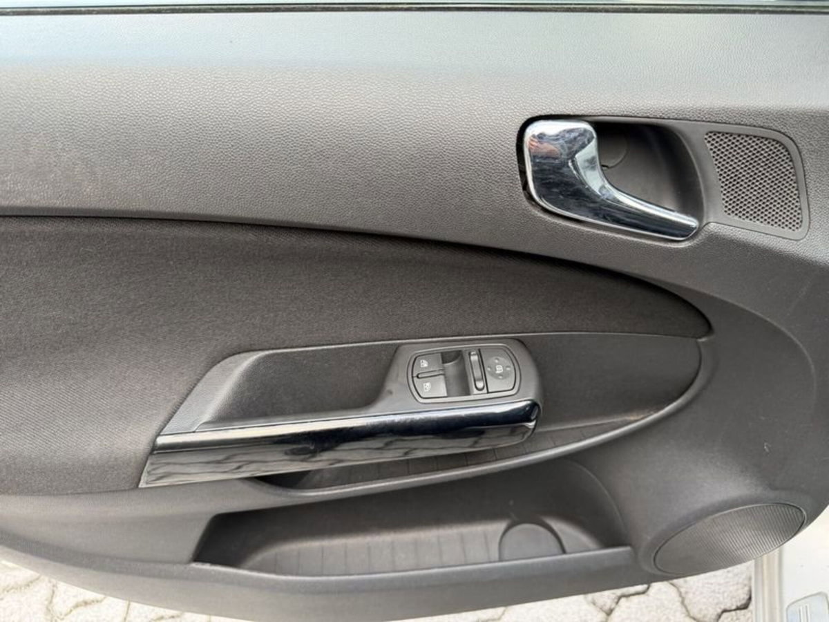 Opel Corsa 1.2 5 porte Cosmo (9)