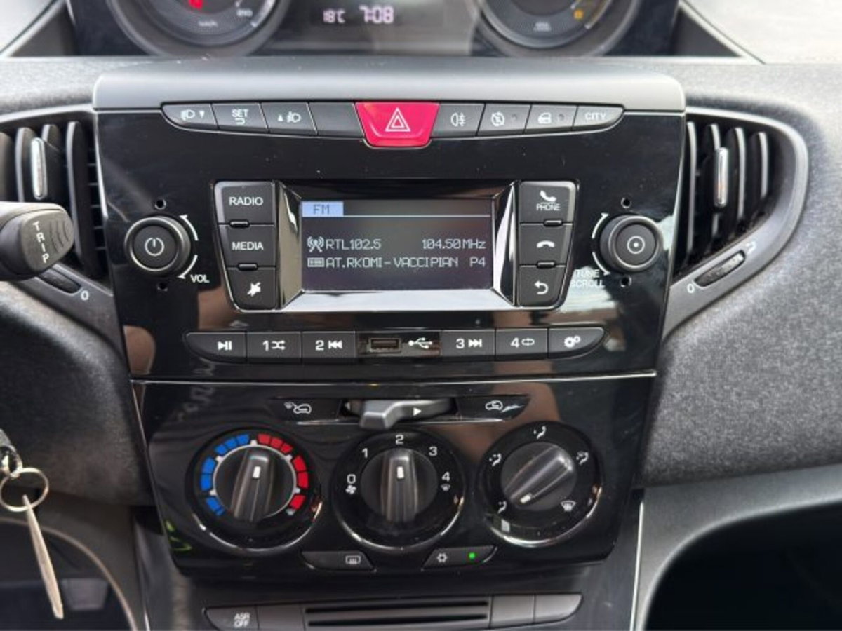 Lancia Ypsilon 1.0 FireFly 5 porte S&S Hybrid Silver Plus (17)