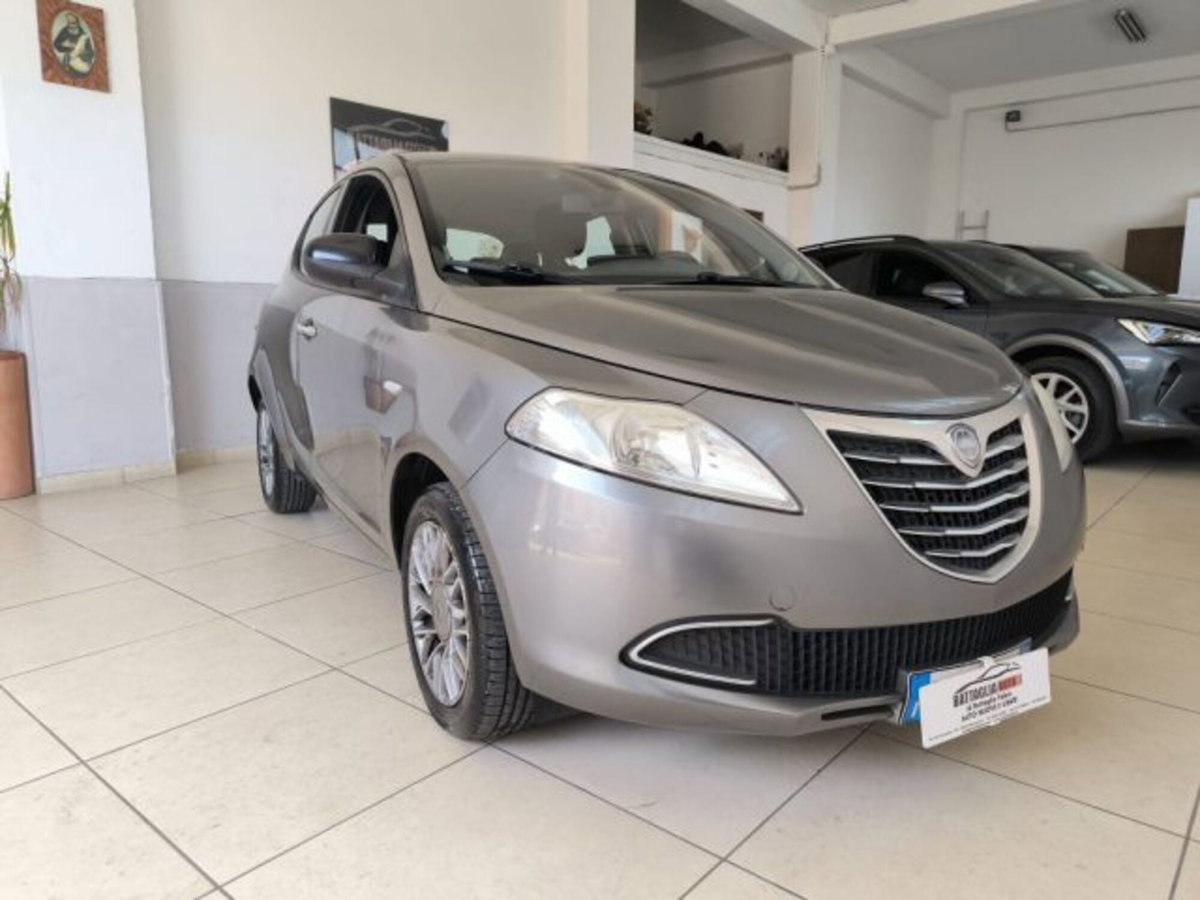 Lancia Ypsilon 1.2 69 CV 5 porte GPL Ecochic Silver (2)