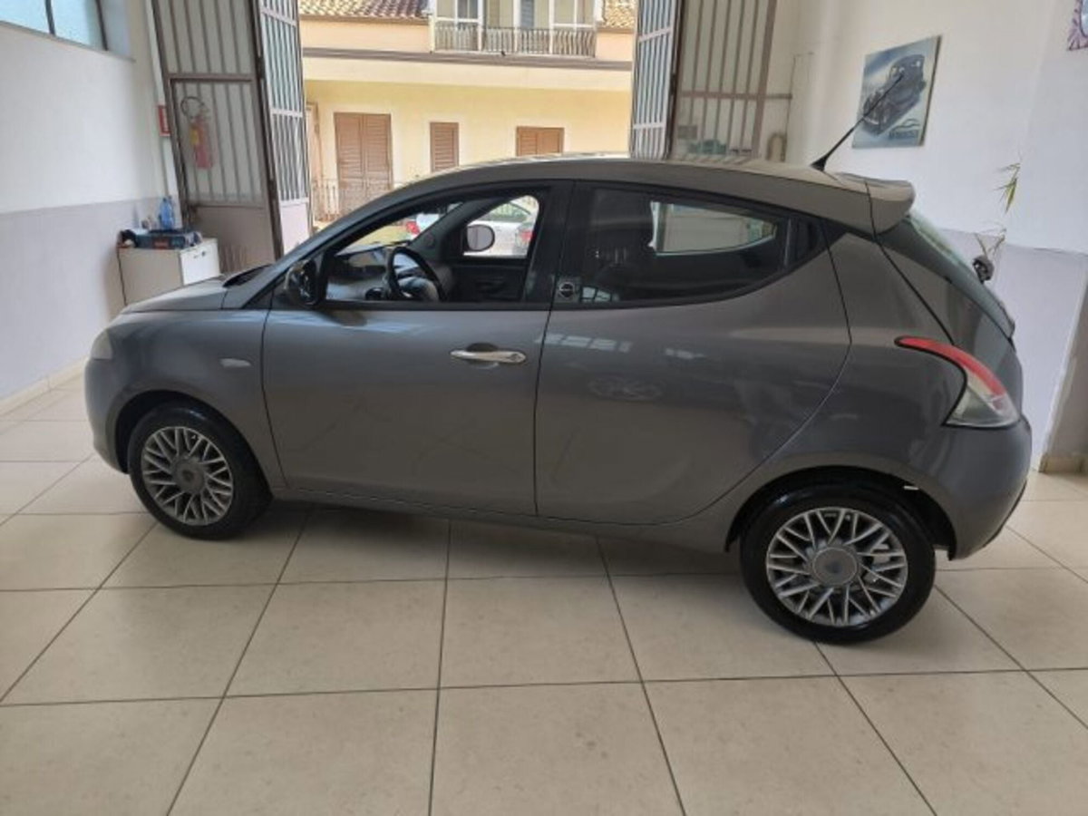 Lancia Ypsilon 1.2 69 CV 5 porte GPL Ecochic Silver (3)