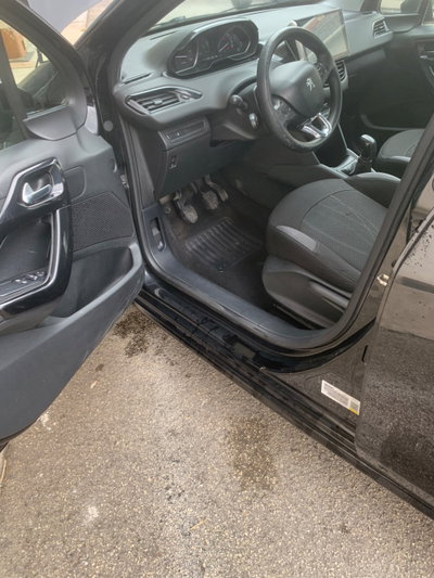 Peugeot 208 HDi 68 CV 5 porte Allure (7)