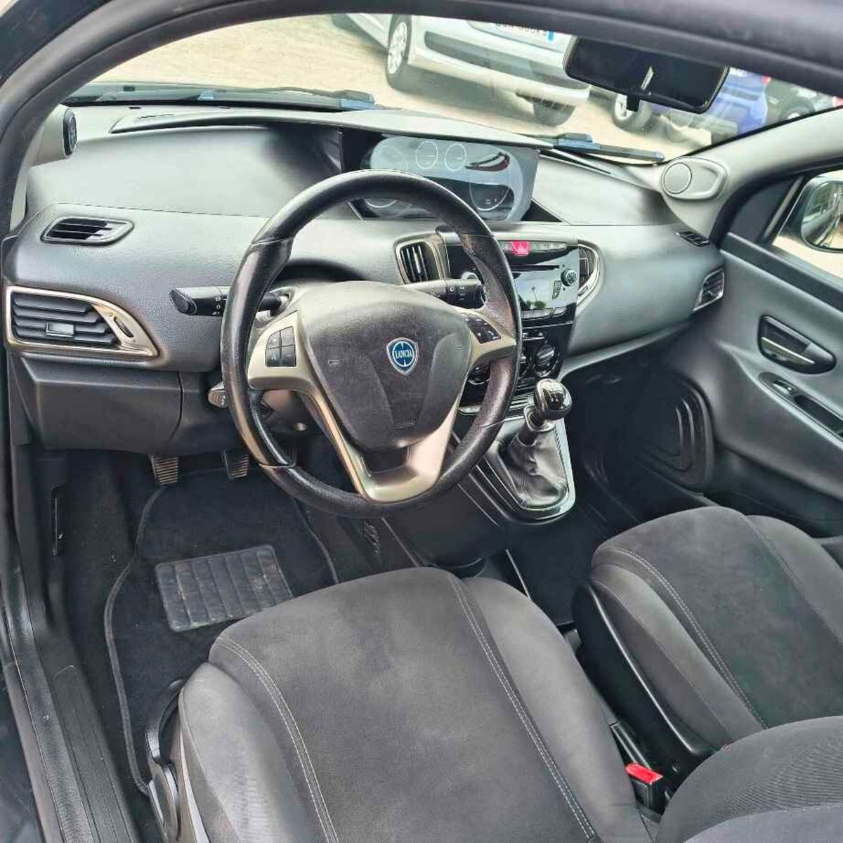 Lancia Ypsilon 1.2 69 CV 5 porte Gold (6)