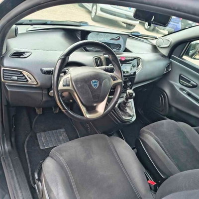 Lancia Ypsilon 1.2 69 CV 5 porte Gold (6)