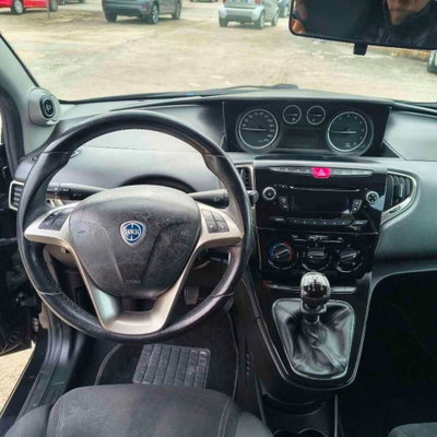 Lancia Ypsilon 1.2 69 CV 5 porte Gold (8)