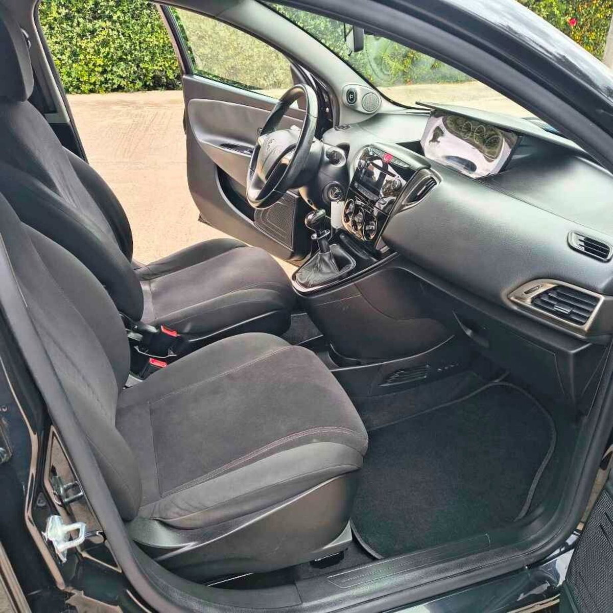 Lancia Ypsilon 1.2 69 CV 5 porte Gold (9)