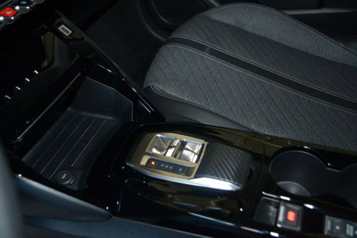 Peugeot 208 50 kWh Allure (10)