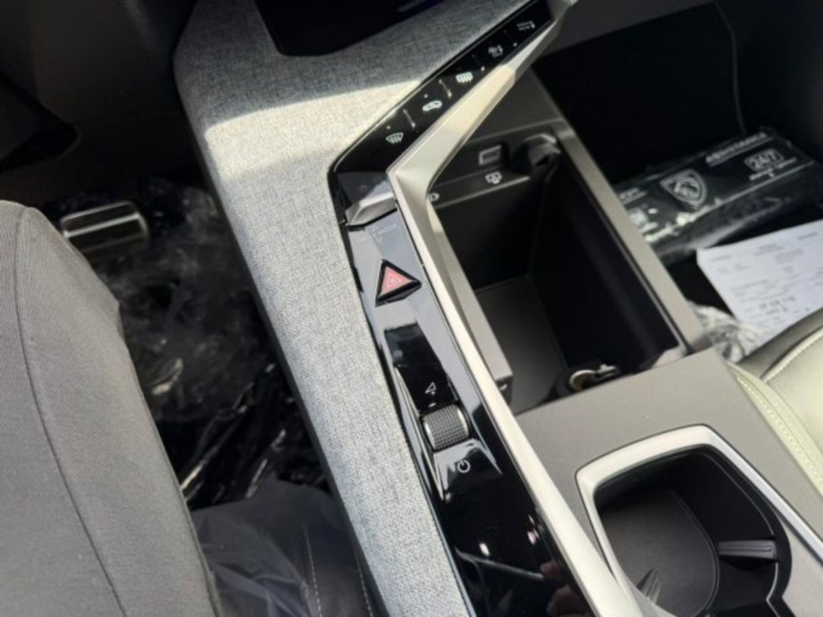 Peugeot 3008 1.2 hybrid GT 145cv e-dcs6 (15)