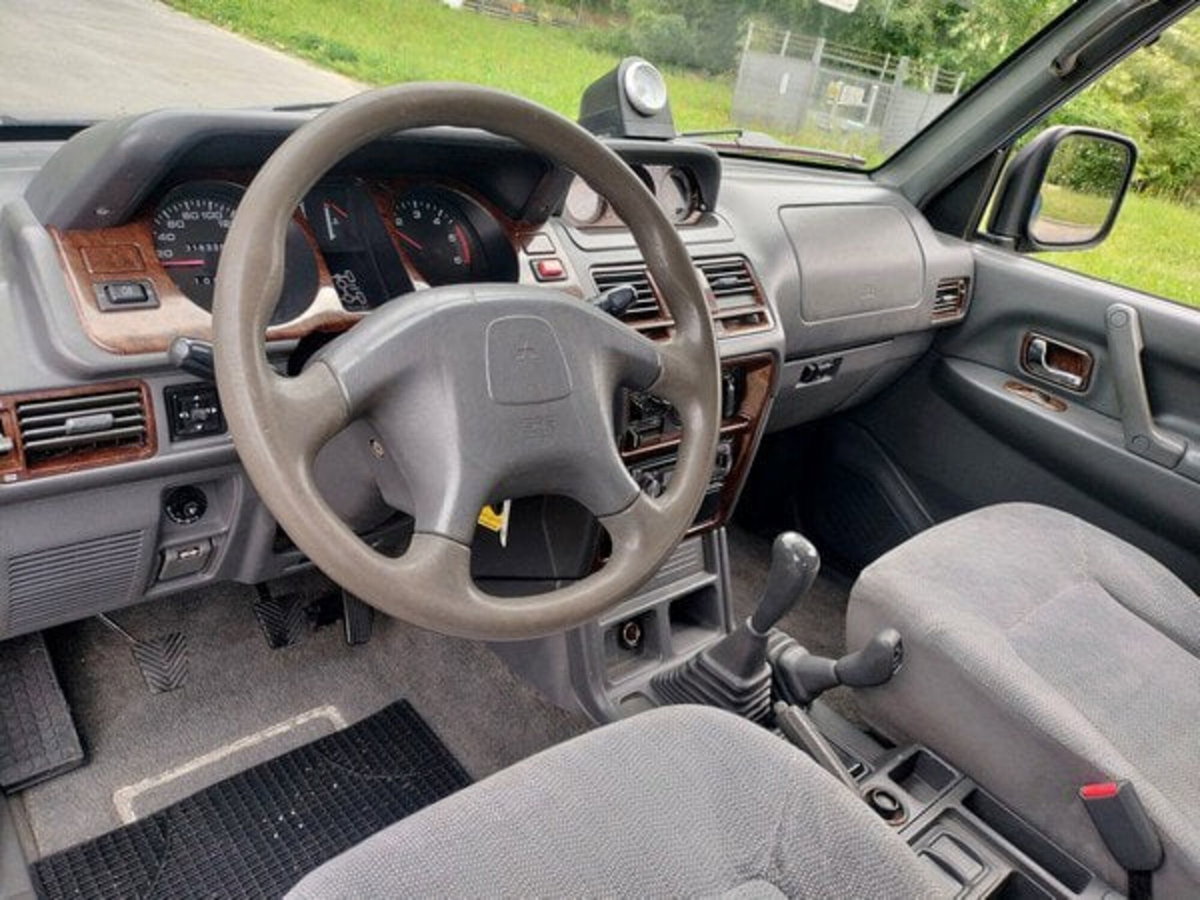 Mitsubishi Pajero 2.5 TDI Canvas-top GL (10)