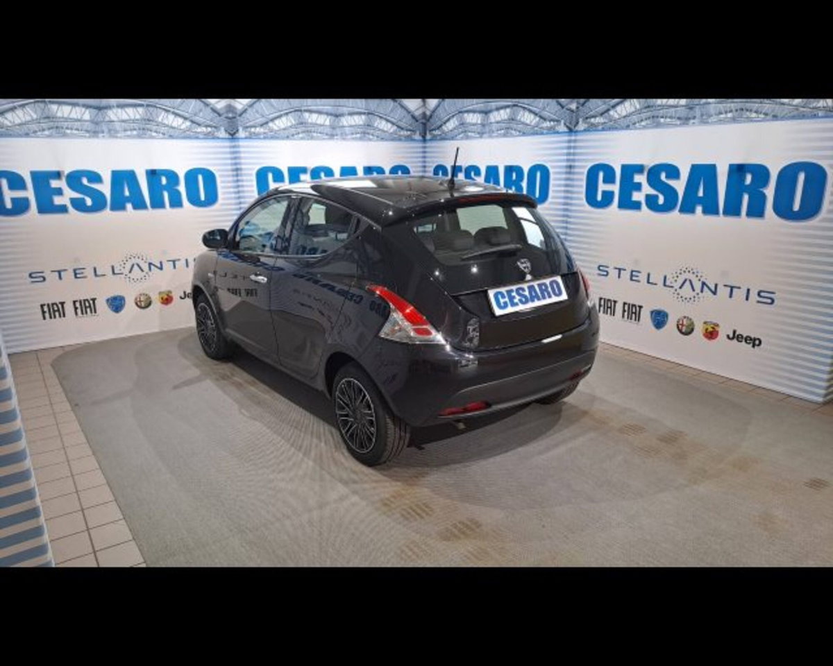Lancia Ypsilon 1.0 FireFly 5 porte S&S Hybrid Ecochic Silver (4)