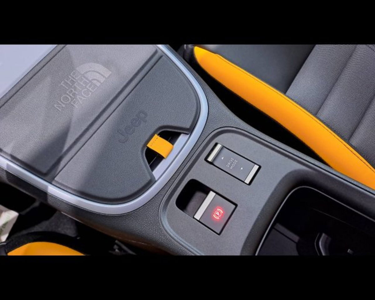 Jeep Avenger 1.2 turbo e-hybrid mhev The North Face 4xe 145cv edct6 (15)