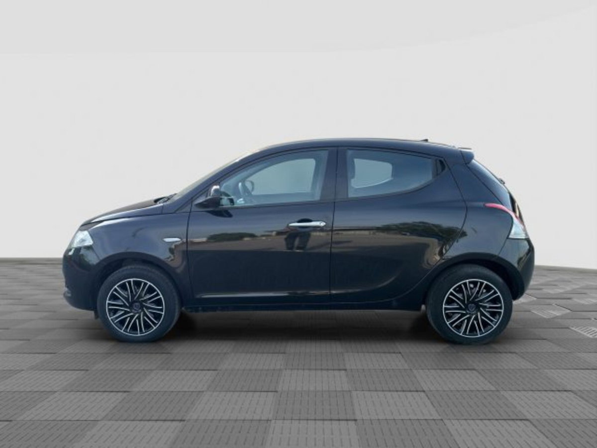Lancia Ypsilon 1.0 FireFly 5 porte S&S Hybrid Silver Plus (2)