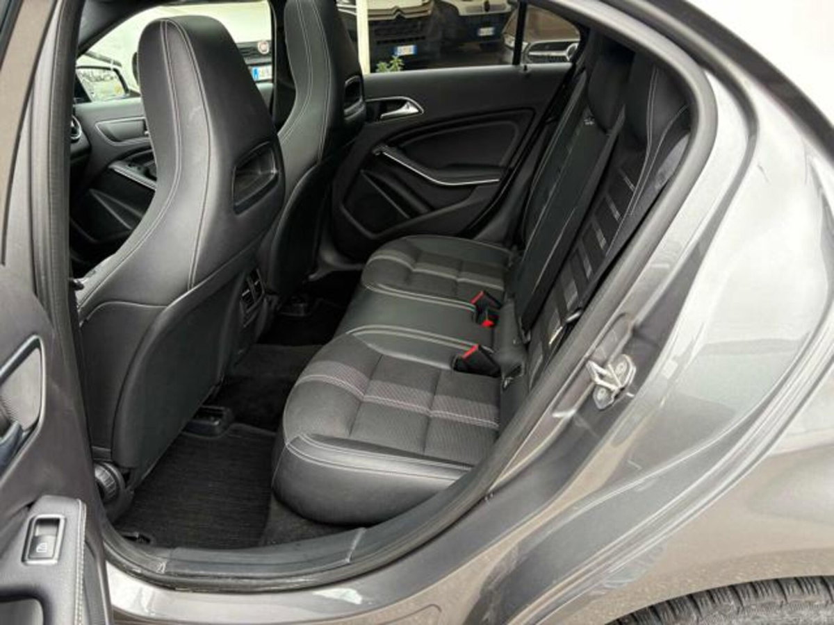 Mercedes-Benz Classe A 200 d Automatic 4Matic Premium (11)