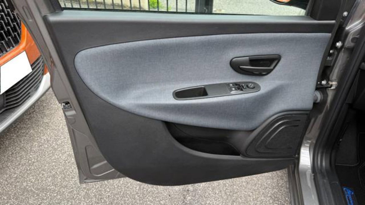 Lancia Ypsilon 1.0 FireFly 5 porte S&S Hybrid Ecochic A. Ferretti (18)