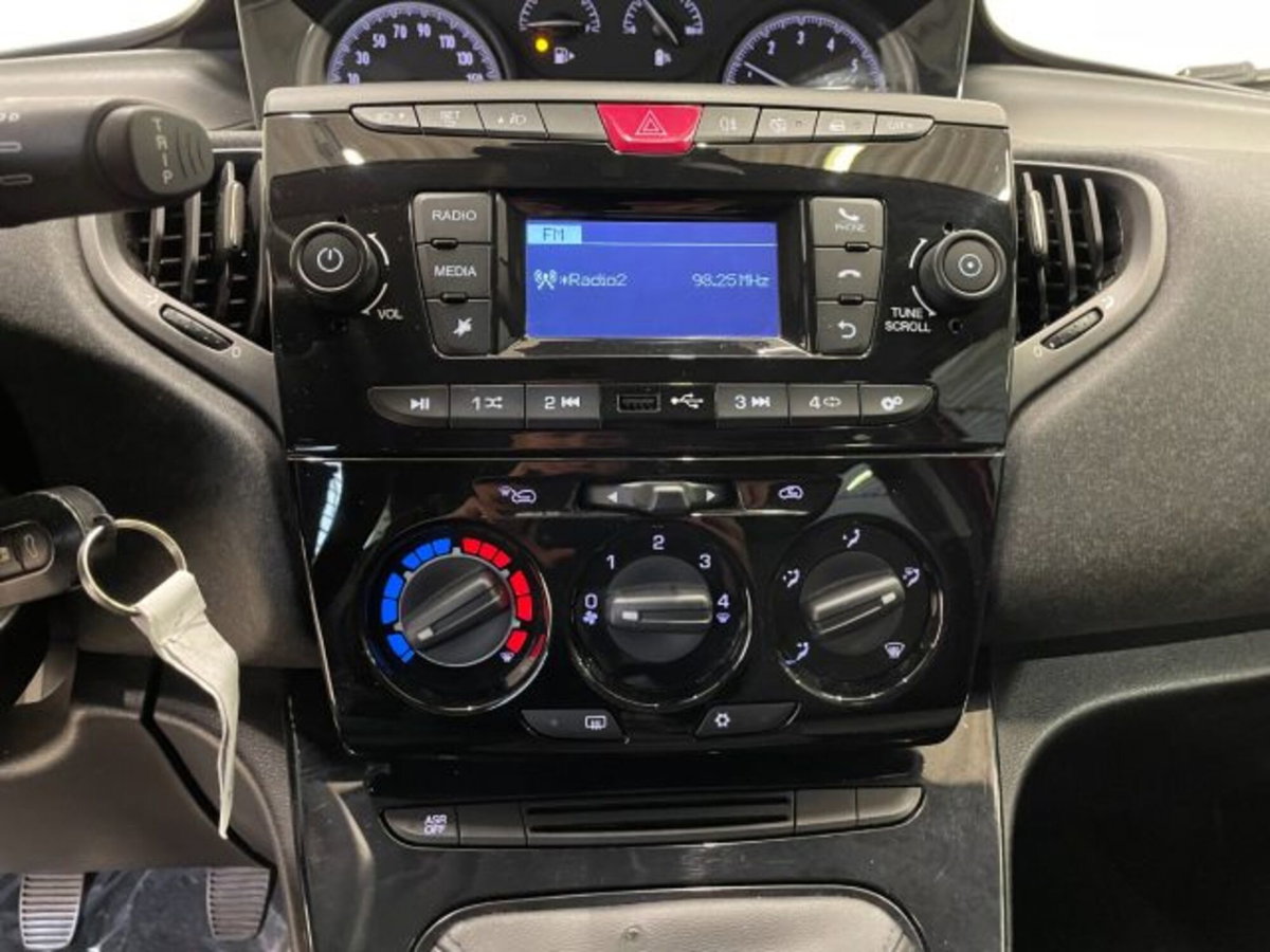 Lancia Ypsilon 1.0 FireFly 5 porte S&S Hybrid Ecochic Silver (11)