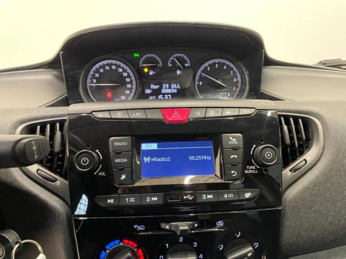 Lancia Ypsilon 1.0 FireFly 5 porte S&S Hybrid Ecochic Silver (9)