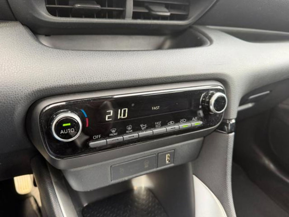Toyota Yaris 1.5 Hybrid 5 porte Energy (11)