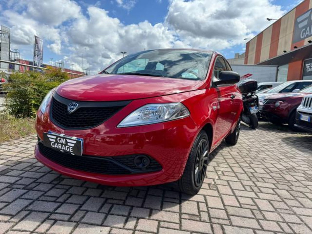 Lancia Ypsilon 1.0 FireFly 5 porte S&S Hybrid Ecochic Silver