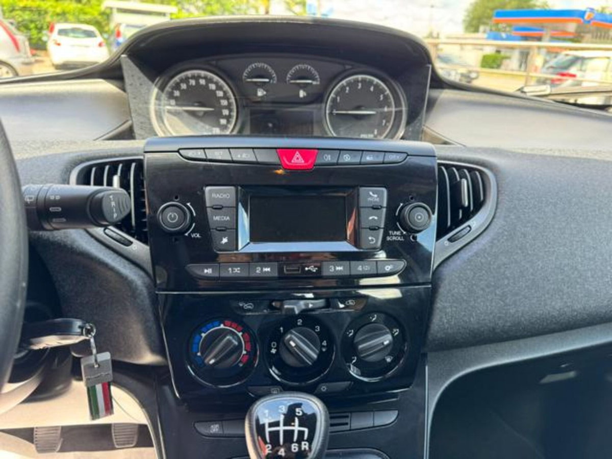 Lancia Ypsilon 1.0 FireFly 5 porte S&S Hybrid Ecochic Silver (16)
