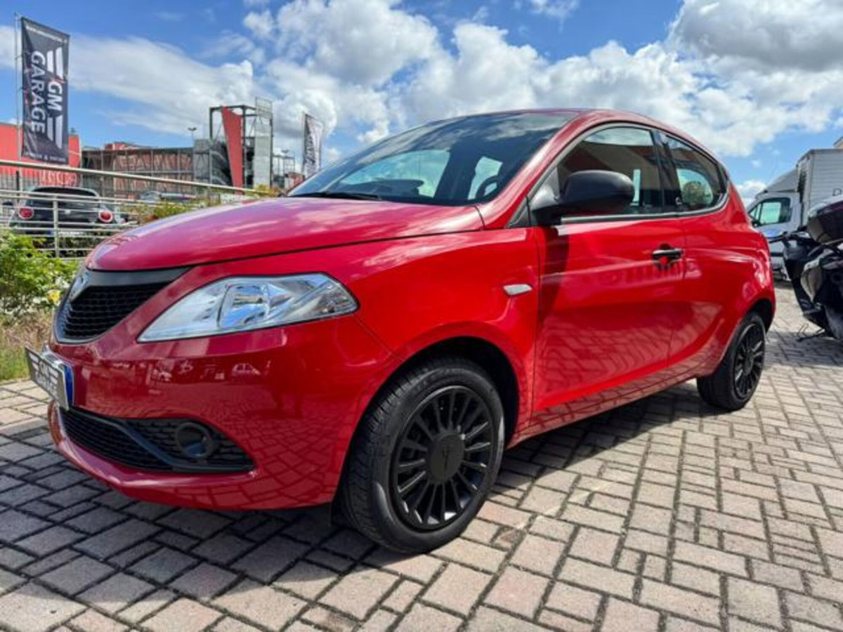 Lancia Ypsilon 1.0 FireFly 5 porte S&S Hybrid Ecochic Silver (3)