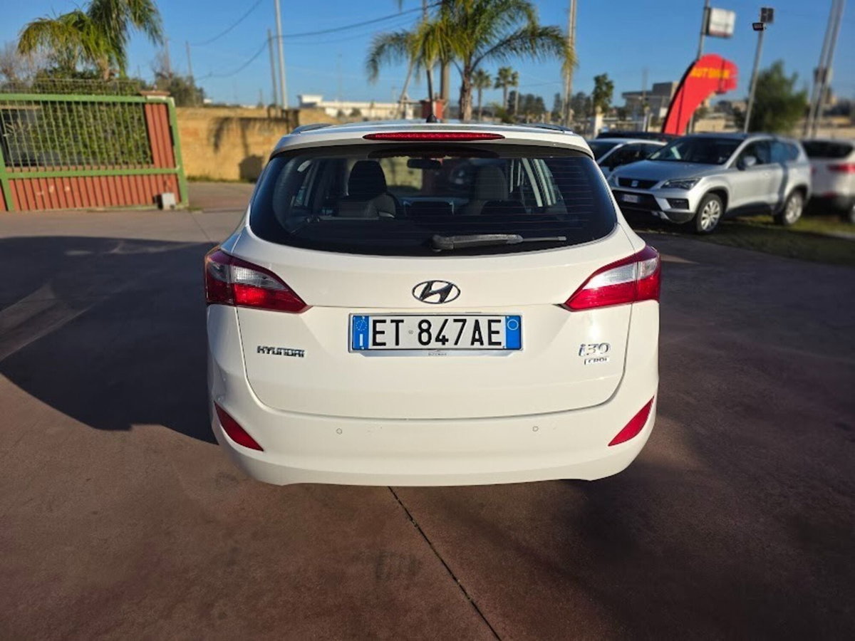 Hyundai i30 Station Wagon 1.6 CRDi Comfort A/T (11)