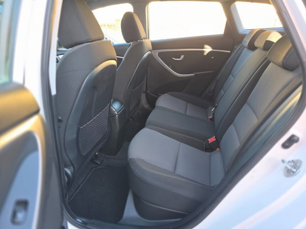 Hyundai i30 Station Wagon 1.6 CRDi Comfort A/T (18)