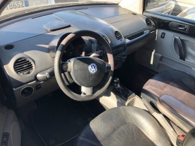 Volkswagen New Beetle 2.0 (7)