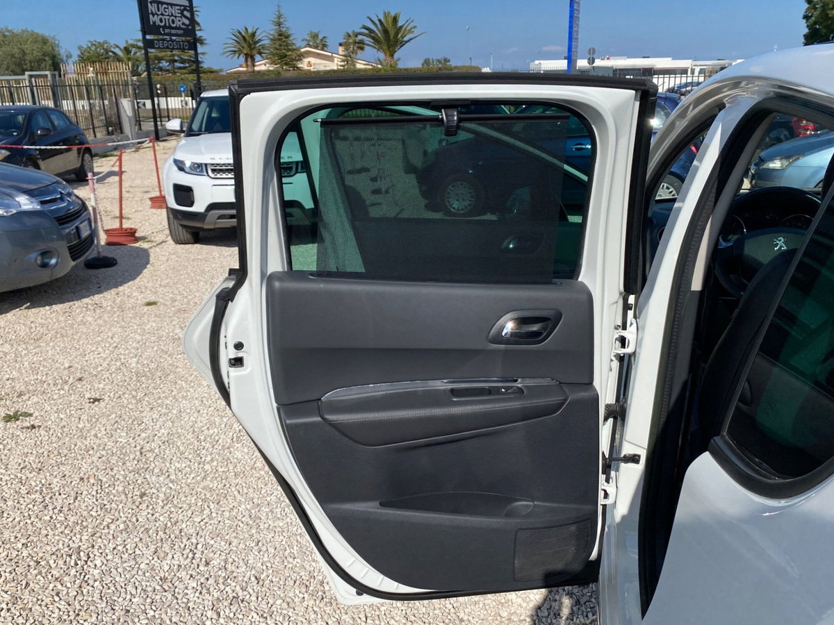 Peugeot 3008 2.0 HDi 163CV aut. Allure (11)