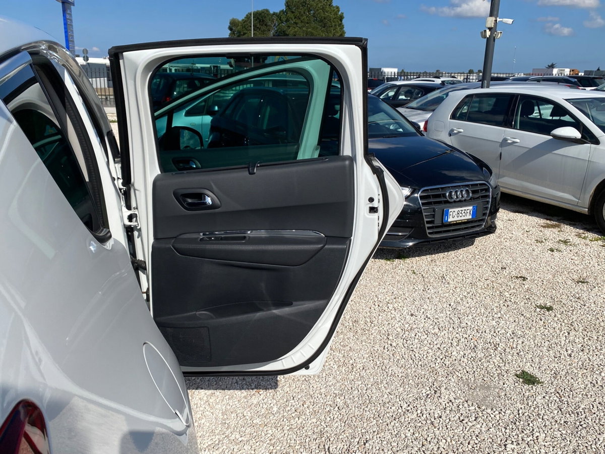Peugeot 3008 2.0 HDi 163CV aut. Allure (14)