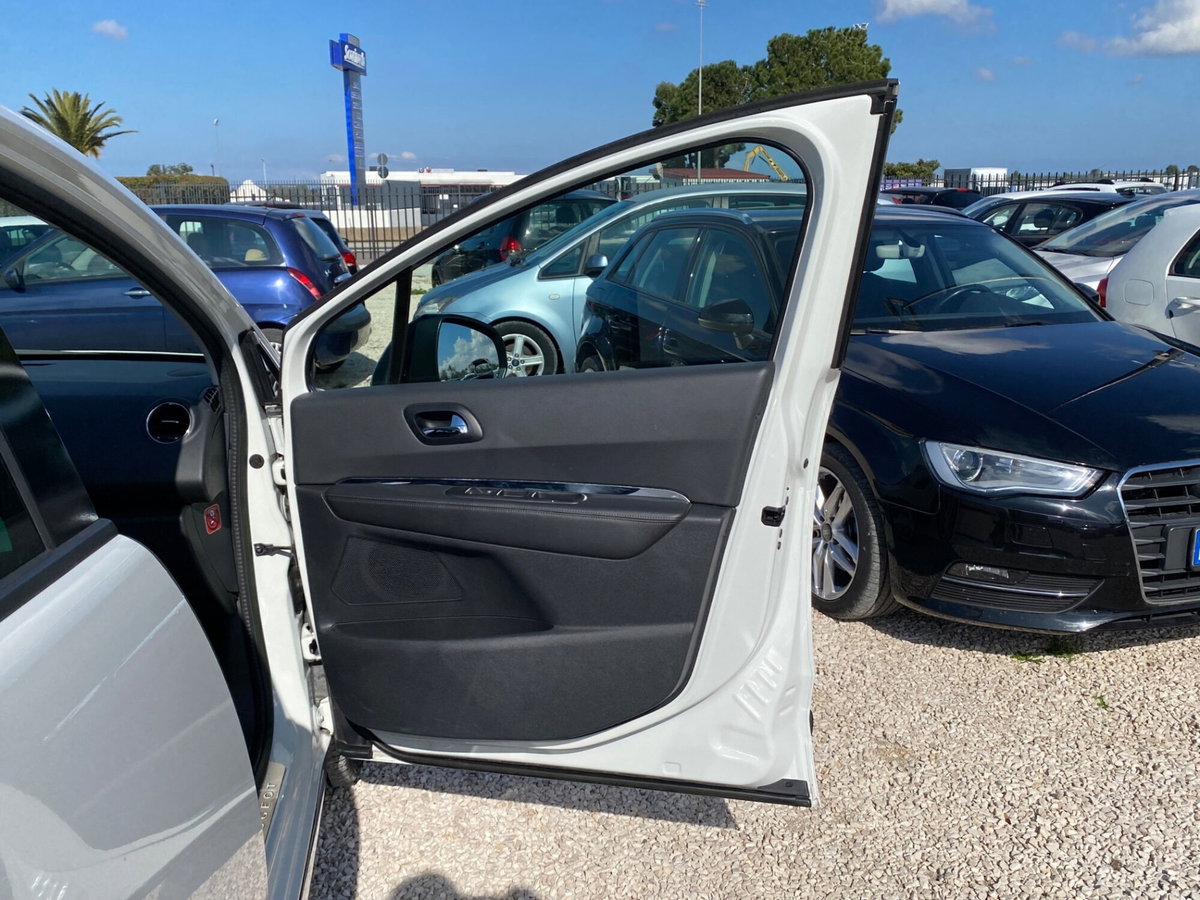 Peugeot 3008 2.0 HDi 163CV aut. Allure (15)