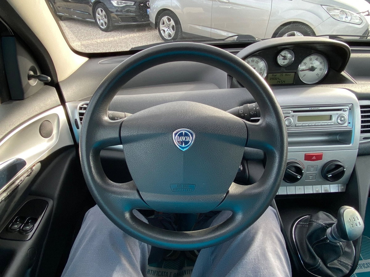 Lancia Ypsilon 1.2 Oro Giallo (19)