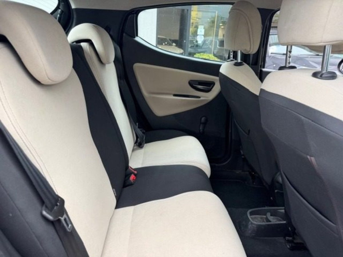 Lancia Ypsilon 0.9 TwinAir 85 CV 5 porte Metano Ecochic Gold (10)
