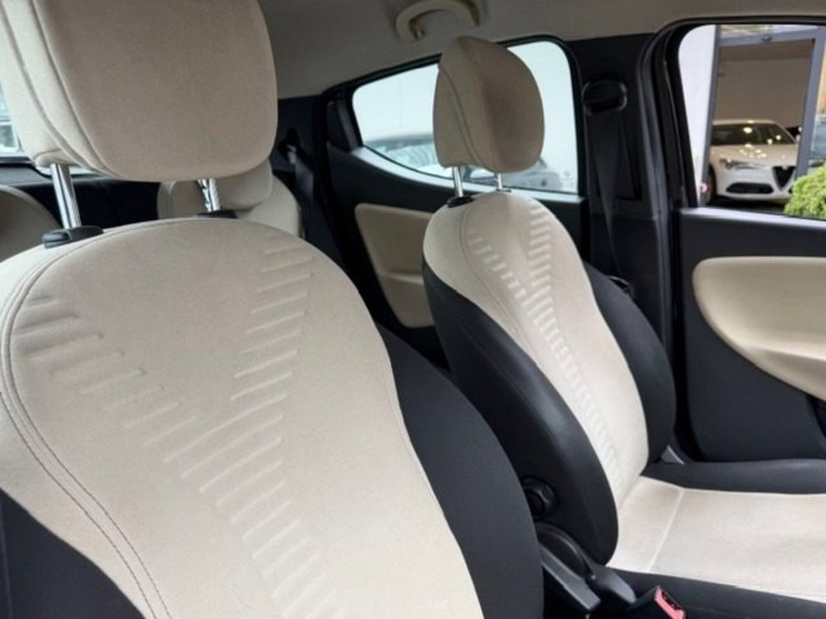 Lancia Ypsilon 0.9 TwinAir 85 CV 5 porte Metano Ecochic Gold (12)