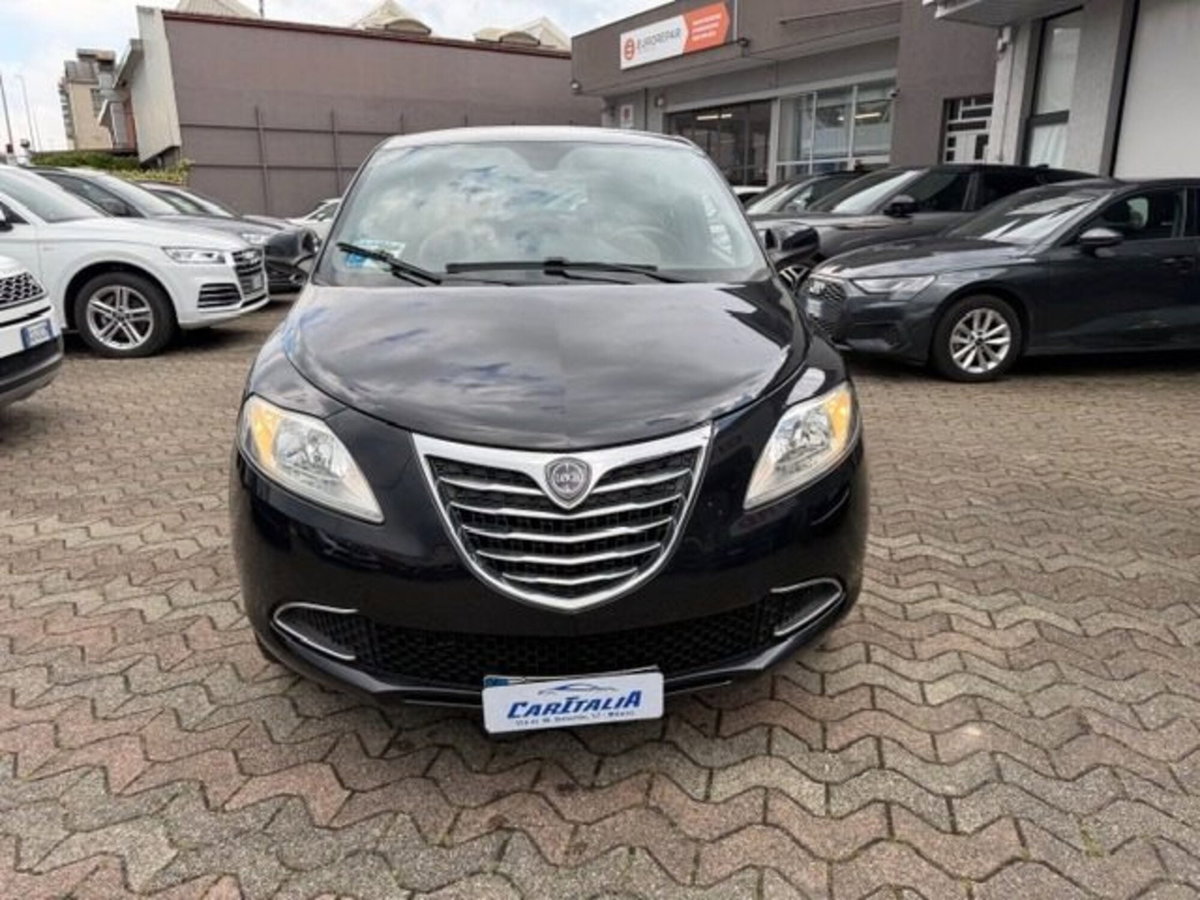 Lancia Ypsilon 0.9 TwinAir 85 CV 5 porte Metano Ecochic Gold (2)