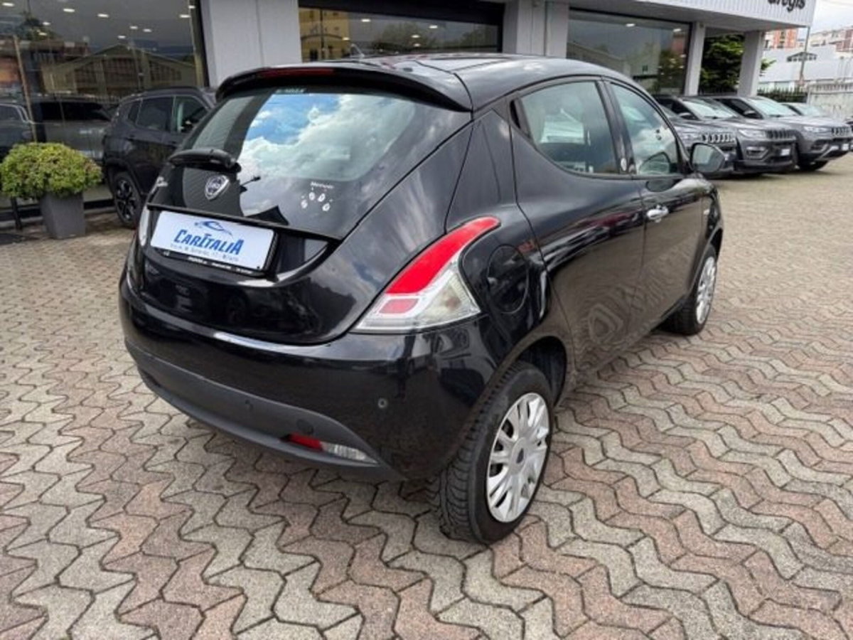 Lancia Ypsilon 0.9 TwinAir 85 CV 5 porte Metano Ecochic Gold (4)