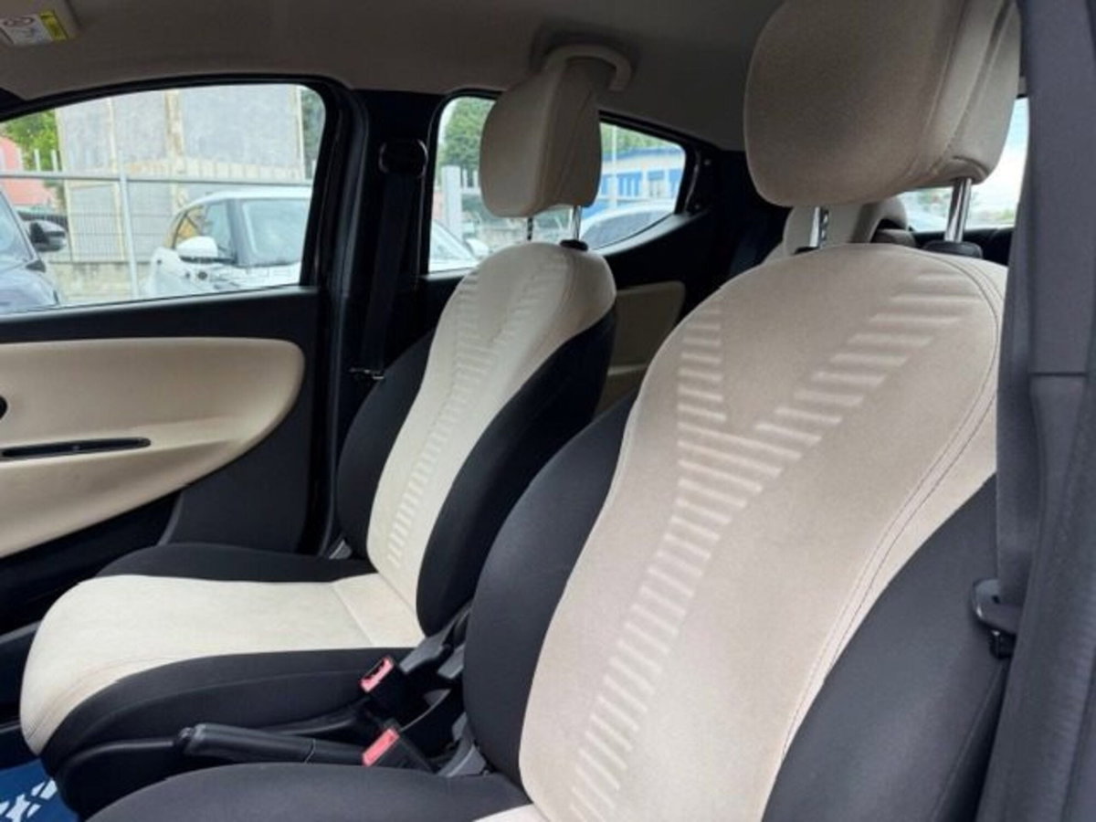 Lancia Ypsilon 0.9 TwinAir 85 CV 5 porte Metano Ecochic Gold (9)