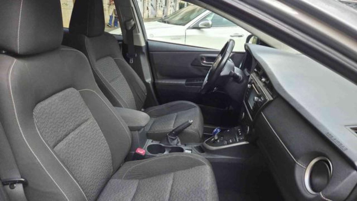 Toyota Auris Station Wagon 1.8 Hybrid Lounge (10)