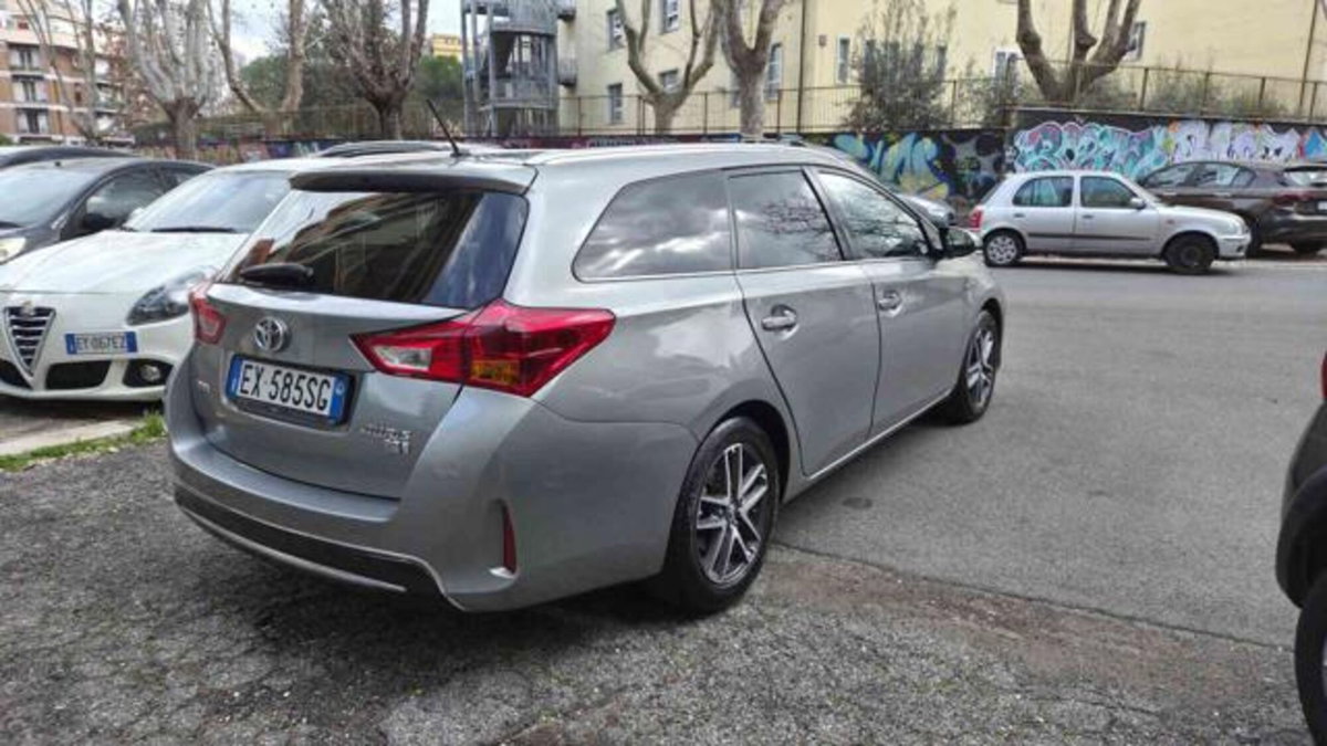 Toyota Auris Station Wagon 1.8 Hybrid Lounge (4)