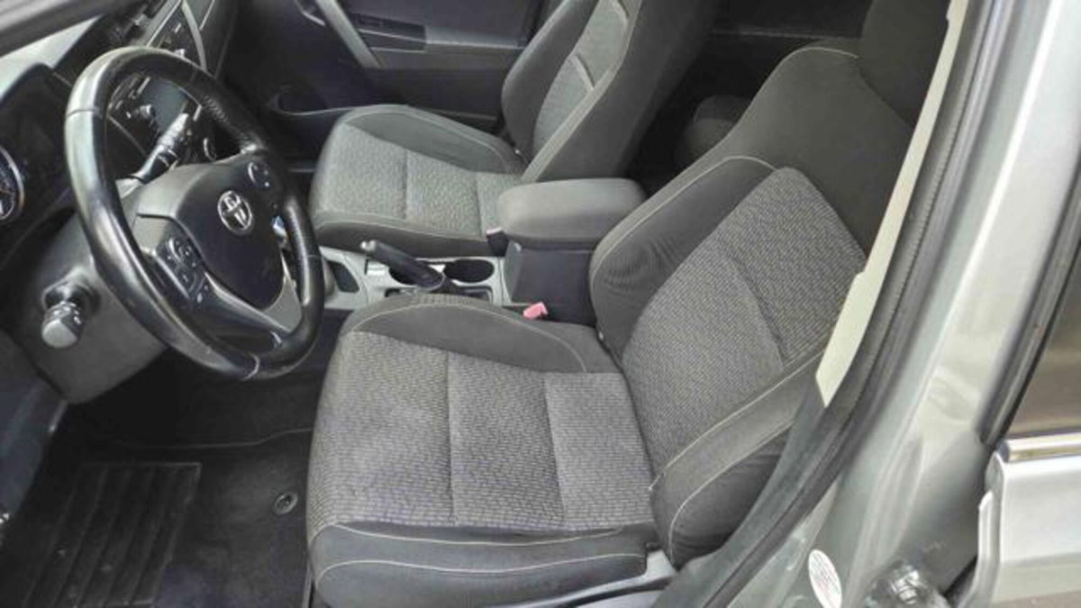 Toyota Auris Station Wagon 1.8 Hybrid Lounge (8)