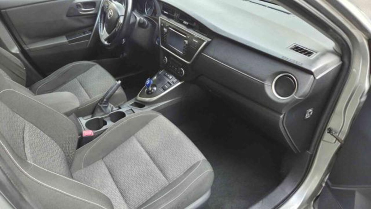 Toyota Auris Station Wagon 1.8 Hybrid Lounge (9)