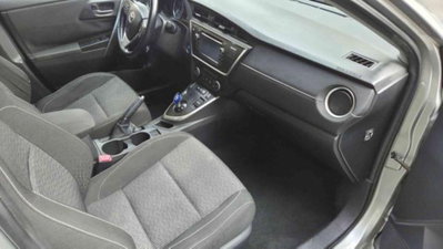 Toyota Auris Station Wagon 1.8 Hybrid Lounge (9)