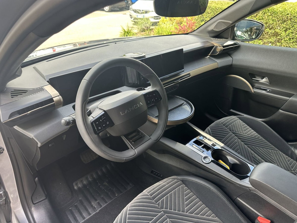 Lancia Ypsilon 1.2 mhev LX 110cv e-dct (10)