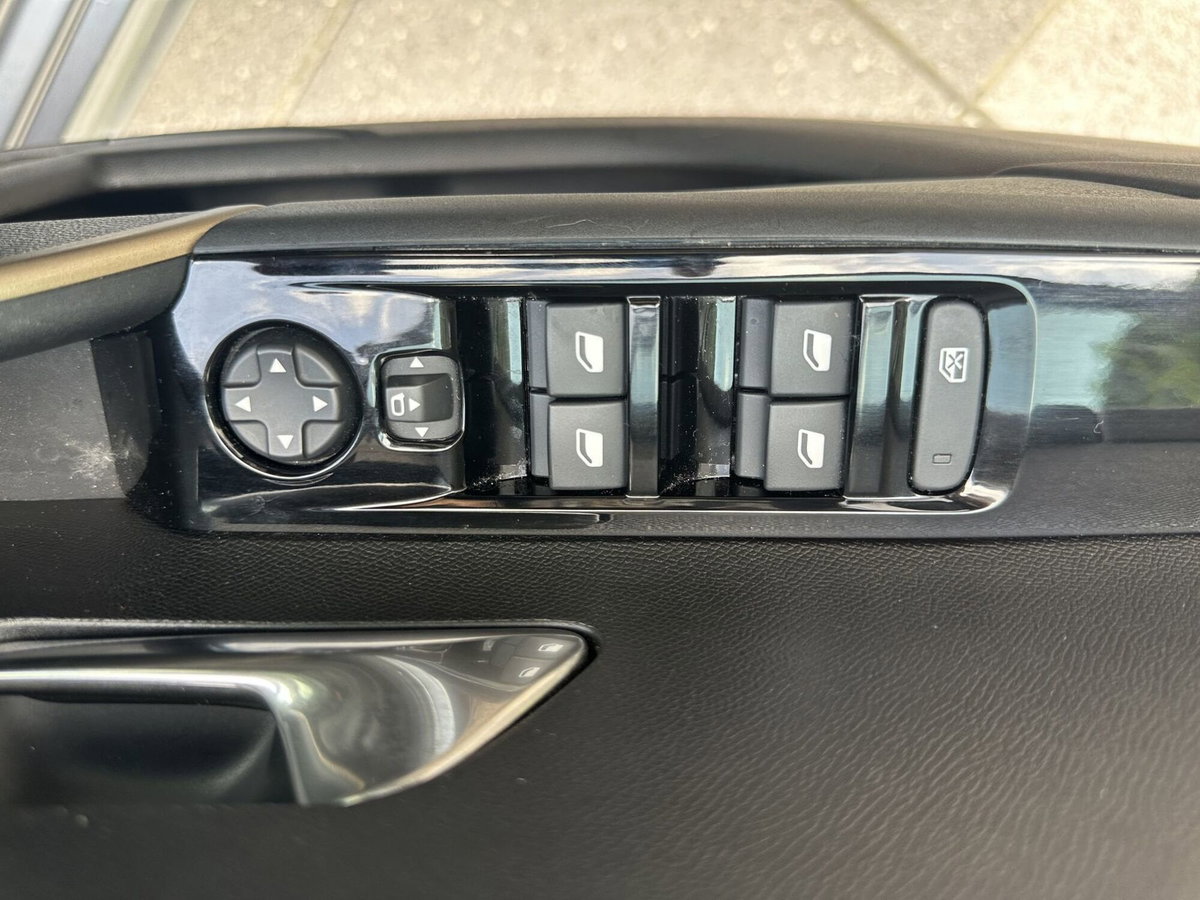 Lancia Ypsilon 1.2 mhev LX 110cv e-dct (18)
