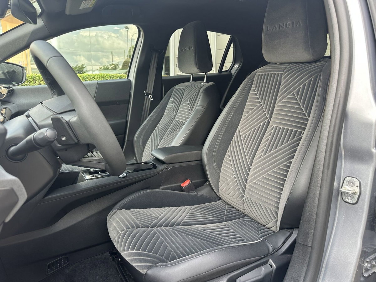 Lancia Ypsilon 1.2 mhev LX 110cv e-dct (9)